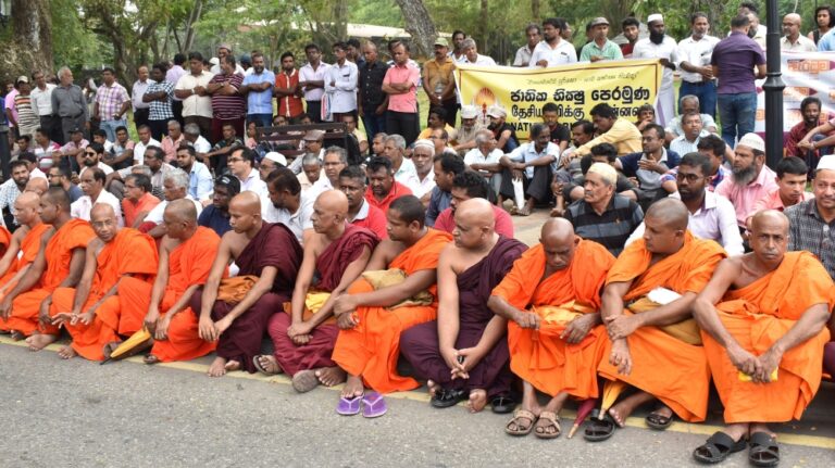 Sri Lanka: Buddhist monks against inter-religious violence